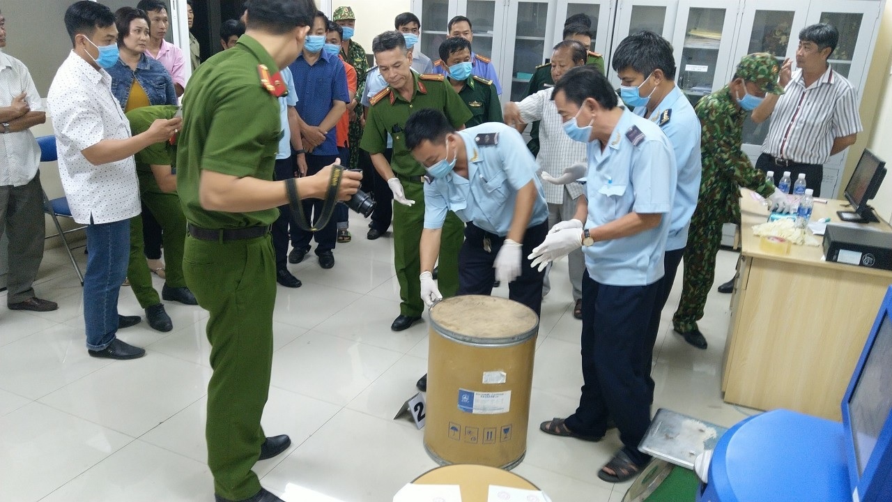 Công an An Giang phát hiện hơn 30kg ma túy được giấu tinh vi trong thùng hàng