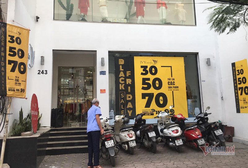 Hà Nội: Hàng trăm người xếp hàng, tranh mua 3 suất giảm giá 70%
