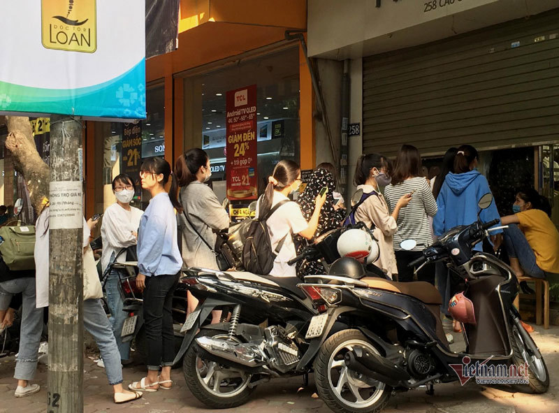Xếp hàng mua dồ giảm giá ngày Black Friday tại Hà Nội