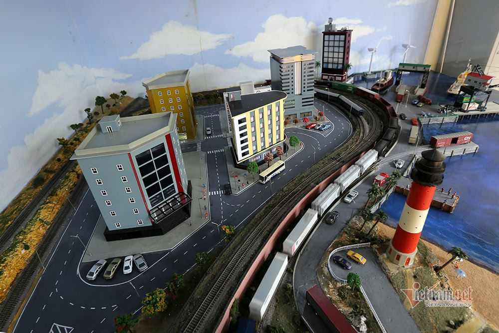 Cars and trains run like the real thing at the cafe on the Muong Lo rice bowl