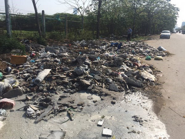 Illegal dumping in public still plagues Hanoi