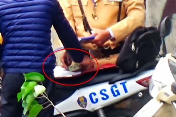 Đưa tiền hối lộ cho Đại uý CSGT, nam thanh niên bị phạt 4 triệu đồng