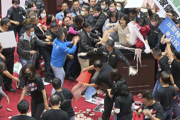 Tranh cãi về thịt lợn Mỹ, các nghị sĩ Đài Loan hỗn chiến giữa cuộc họp