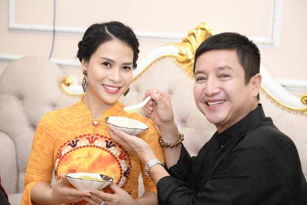 Khoảnh khắc 'tình bể bình' của Chí Trung với bạn gái kém 17 tuổi