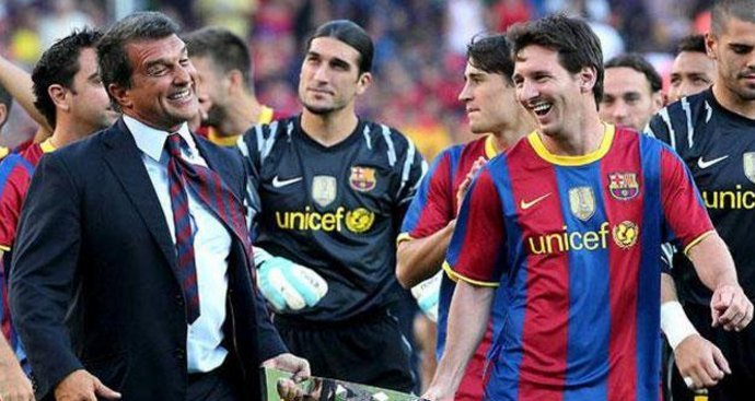 Messi muốn ở lại Barca, Man City chưng hửng