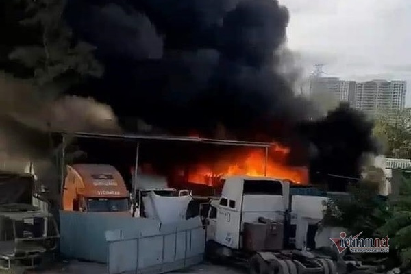 Cháy lớn gần đường cao tốc ở Sài Gòn, nhiều xe bị cháy rụi