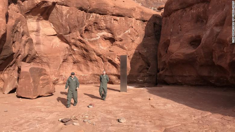 Phát hiện khối kim loại kỳ lạ giữa sa mạc Mỹ