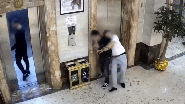 Say rượu và cái kết đắng ở thang máy khách sạn