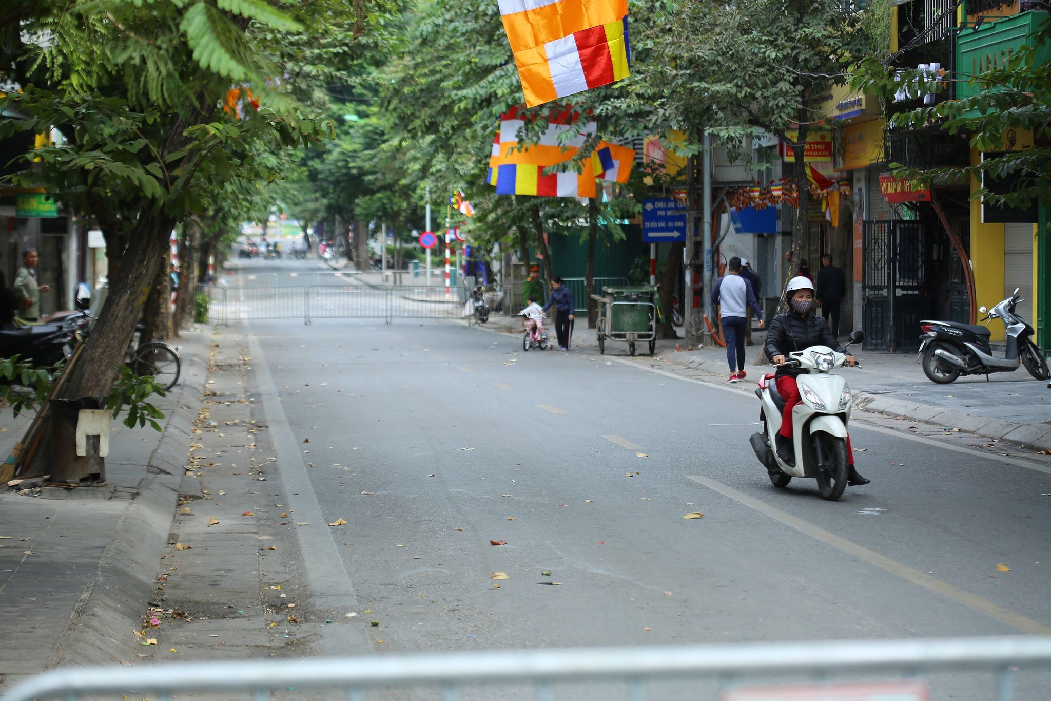 Rào chắn xung quanh khu vực phát hiện quả bom lớn ở Hà Nội