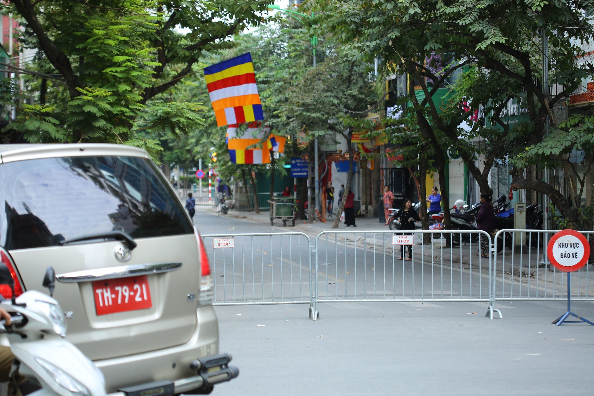 Rào chắn xung quanh khu vực phát hiện quả bom lớn ở Hà Nội