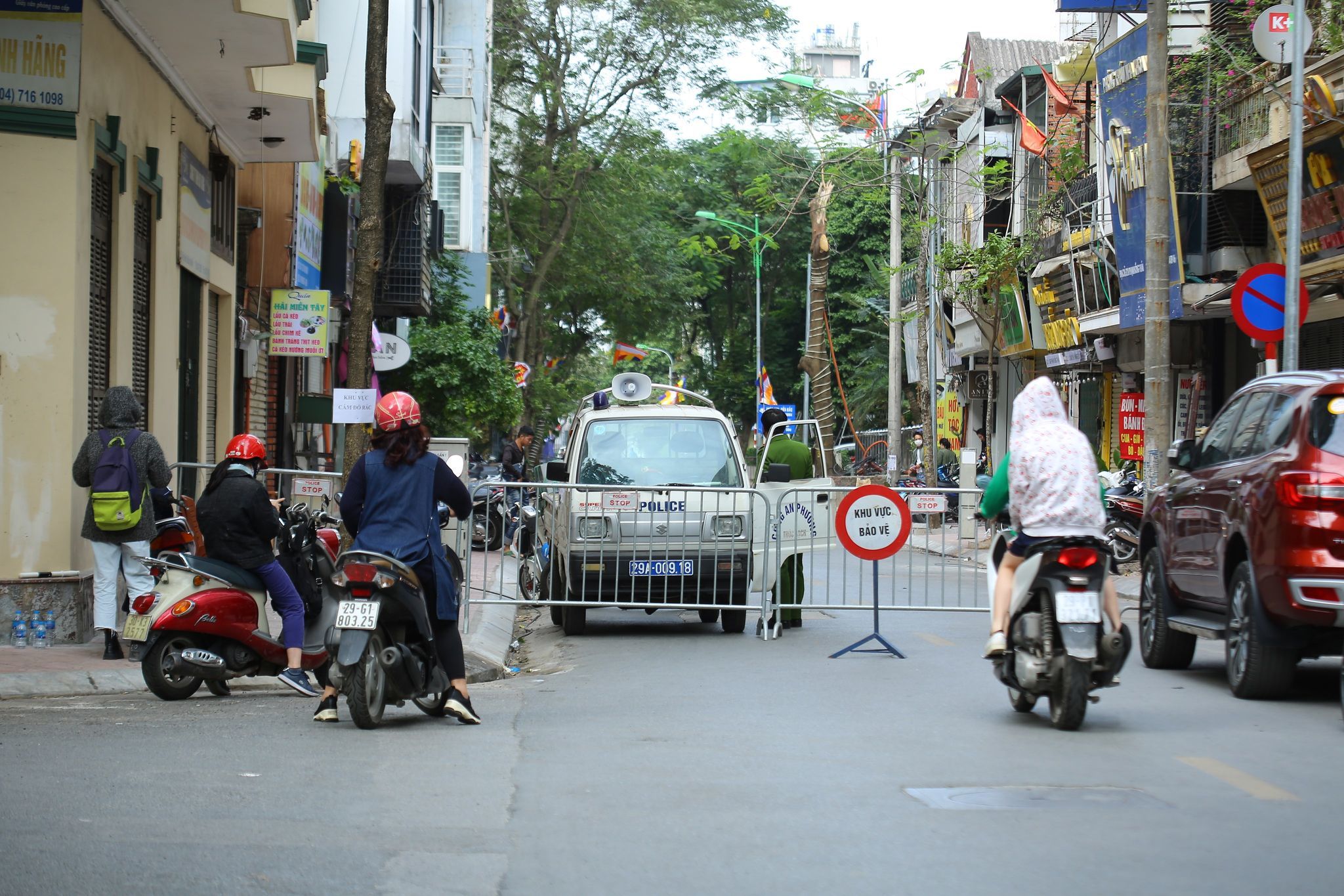 Rào chắn xung quanh khu vực phát hiện quả bom lớn ở Hà Nội
