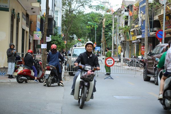 Rào chắn xung quanh khu vực phát hiện quả bom lớn ở Hà Nội