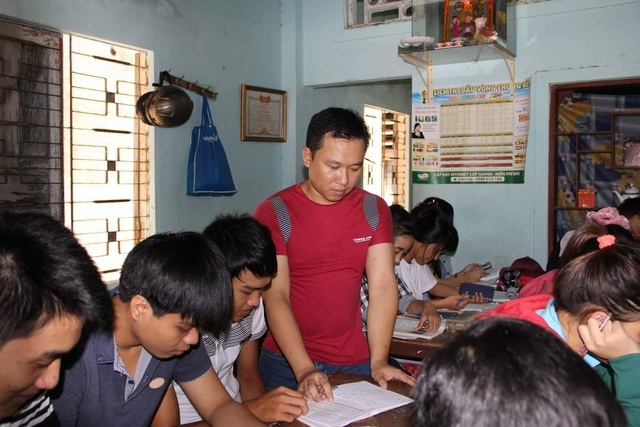 Disabled Quang Ngai teacher honoured for social contributions