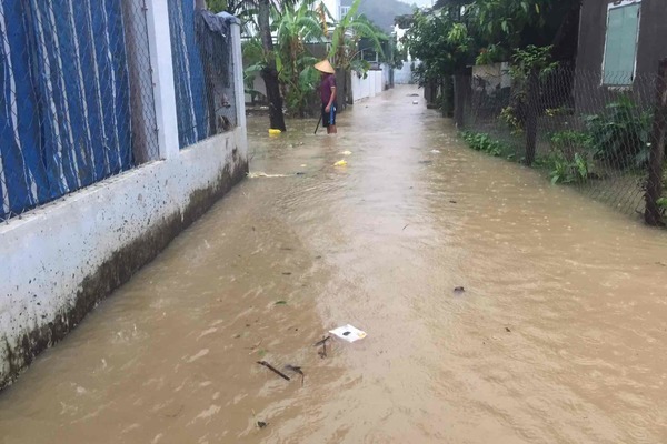 Mưa như trút nước, nhiều nơi ở Khánh Hòa, Ninh Thuận ngập sâu