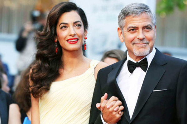 Tài tử cho bạn 336 tỷ từng quỳ gối 20 phút cầu hôn vợ kém 17 tuổi