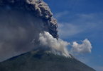 Núi lửa Indonesia phun trào, hàng nghìn dân đi lánh nạn