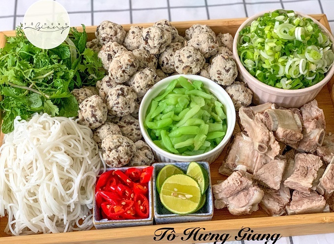 Bún sườn chua ấm nóng cho ngày đầu đông