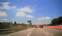 Xe bán tải chuyển làn đột ngột khiến ô tô phía sau lãnh đủ hậu quả