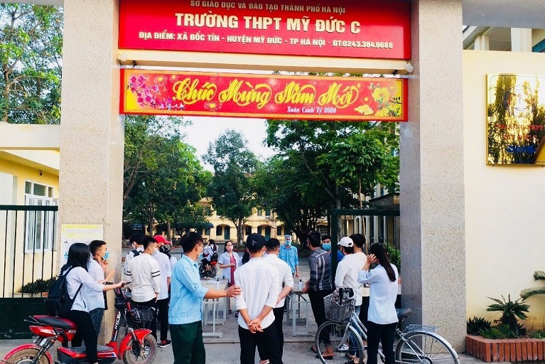 Học sinh cầm dao đuổi đánh nhau trong sân trường