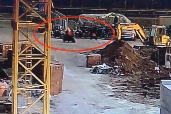 Không biết lái xe điện kiểu mới, kẻ trộm dắt bộ gần chục cây số