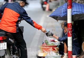 Hanoians bundle up as capital endures first cold period of the winter