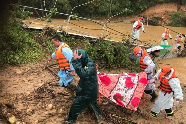 2 nữ du khách bị lũ cuốn, tìm thấy một thi thể mắc kẹt dưới cầu treo