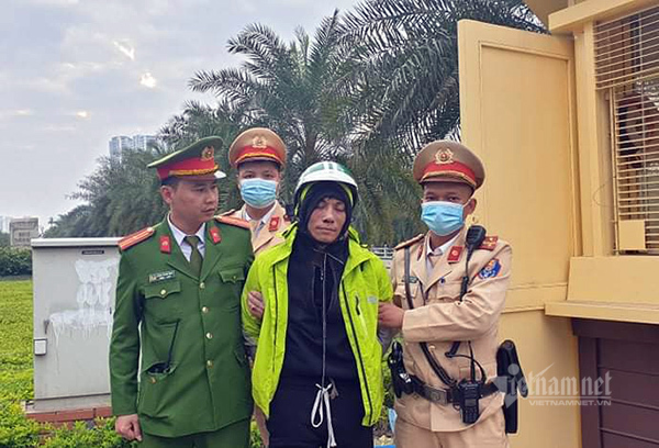 Cảnh sát giao thông Hà Nội chạy bộ đuổi bắt tên cướp có hung khí