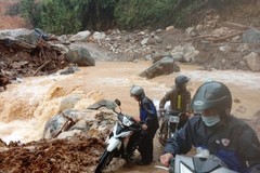 Mưa lớn liên tiếp, lại sạt lở khủng khiếp ở Quảng Nam, Quảng Ngãi