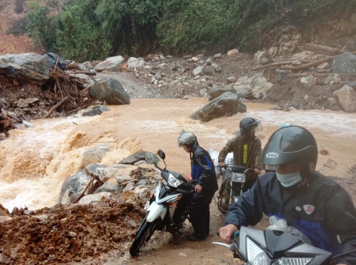 Mưa lớn liên tiếp, lại sạt lở khủng khiếp ở Quảng Nam, Quảng Ngãi