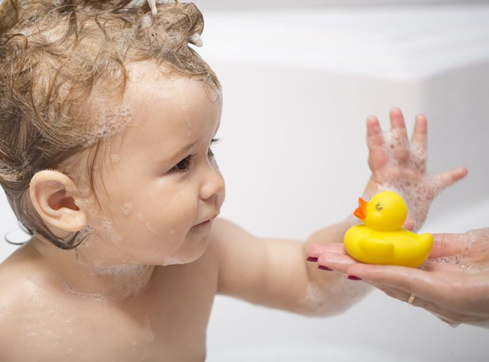 Mối nguy hiểm khó ngờ từ món đồ chơi vịt cao su trong nhà tắm