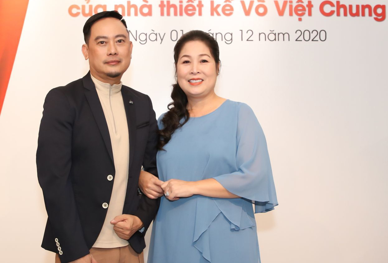 NSND Hồng Vân mừng NTK Võ Việt Chung nhận huân chương