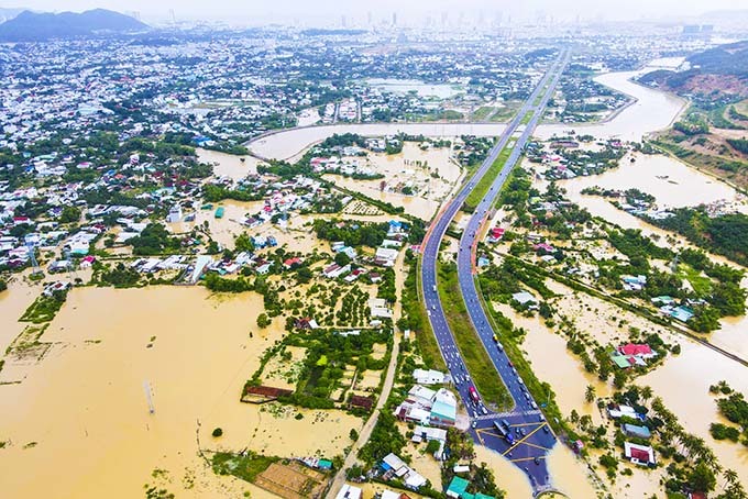 Thêm một cháu bé tử vong, nước rút chậm Khánh Hòa vẫn ngập