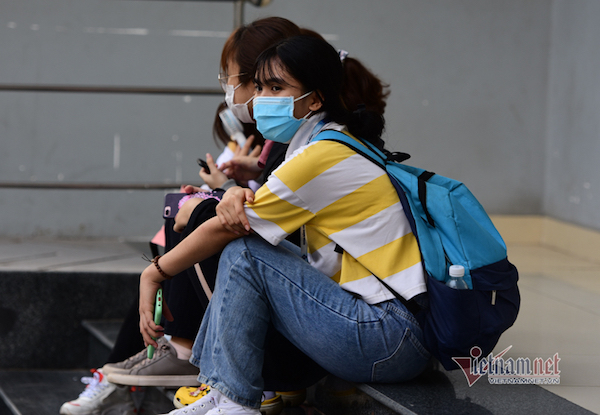 Sinh viên vừa cọc nhà trọ, trường lại hoãn học trực tiếp