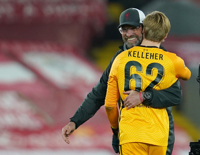 Klopp lao ra ôm học trò, nói điều bất ngờ sau khi thắng Ajax