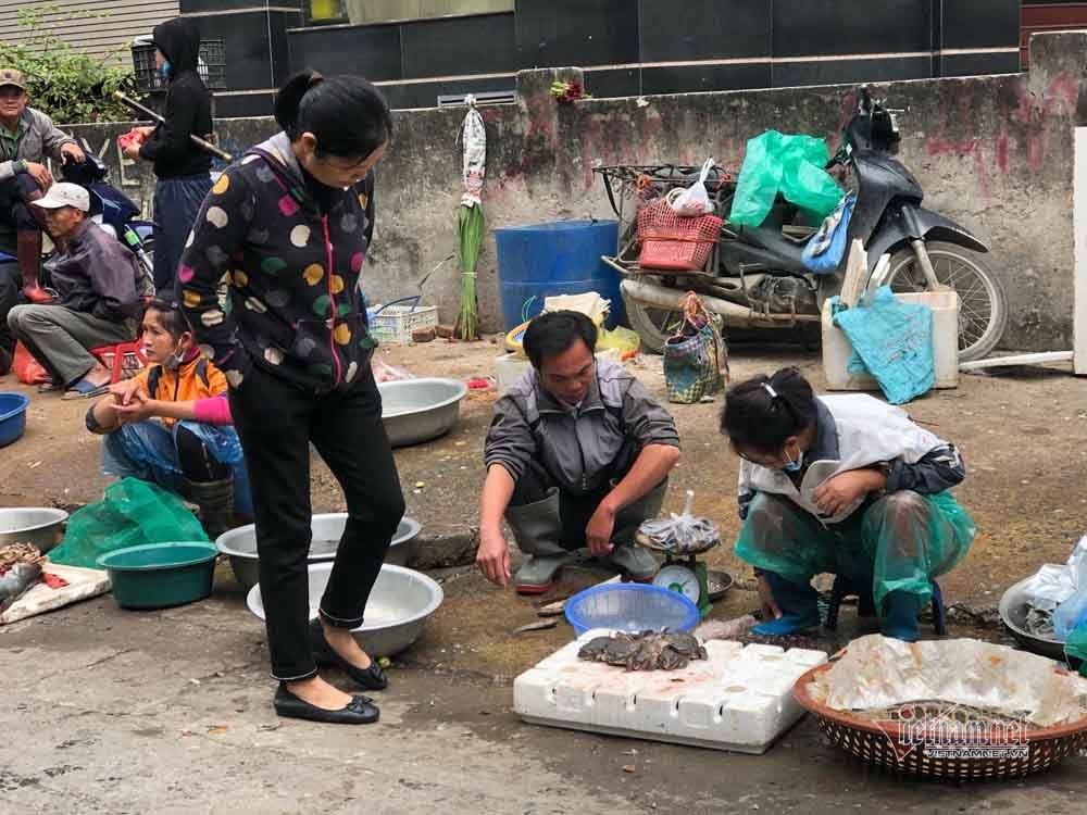 Lên từng xe nhắc hành khách đeo khẩu trang phòng Covid  tránh bị phạt 3 triệu đồng