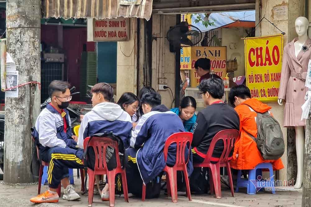 Lên từng xe nhắc hành khách đeo khẩu trang phòng Covid  tránh bị phạt 3 triệu đồng