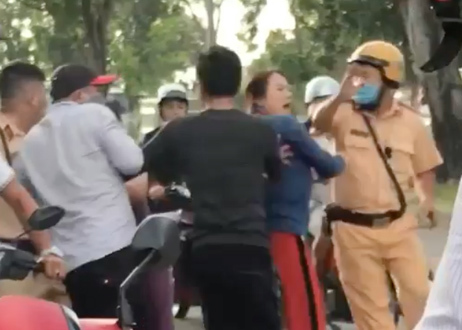 Đi xe máy vi phạm, nhóm thanh niên gọi người nhà ra tấn công CSGT
