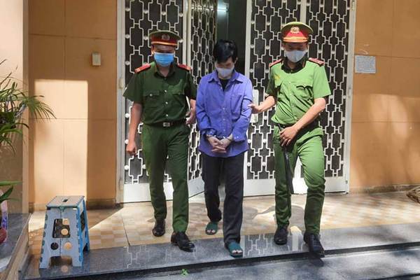 Gã xe ôm đưa bé gái vào công viên dở trò đồi bại