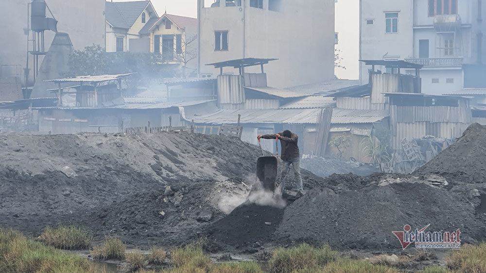 Bac Ninh: village surrounded by 370,000 tons of waste