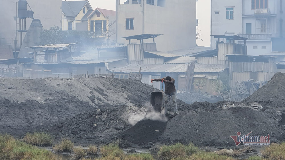Ô nhiễm chưa từng có, cả làng chung sống với núi rác thải 370.000 tấn