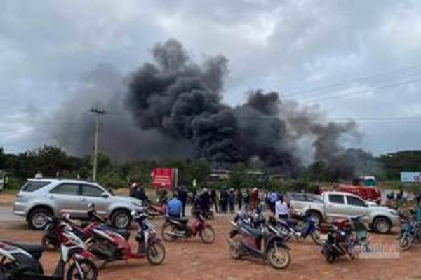 Pháo giấu trong xe chở đá từ Lào về Việt Nam phát nổ, 2 người chết