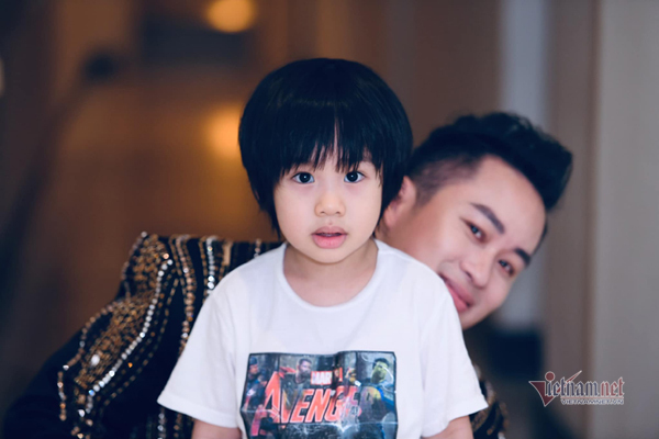 Tùng Dương: 'Con trai dù hơn 5 tuổi nhưng thuộc 12 bài trong album của tôi''
