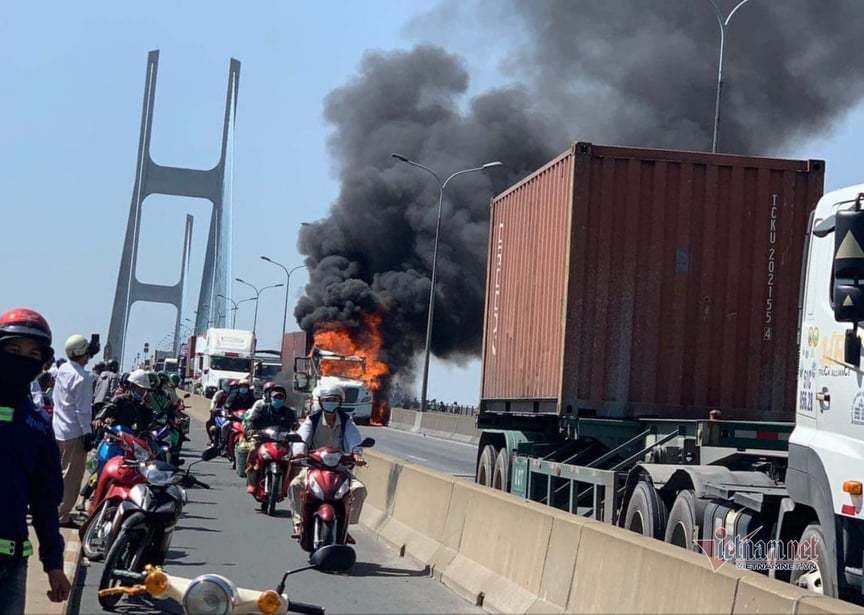 Xe container cháy ngùn ngụt trên cầu Phú Mỹ, giao thông tê liệt