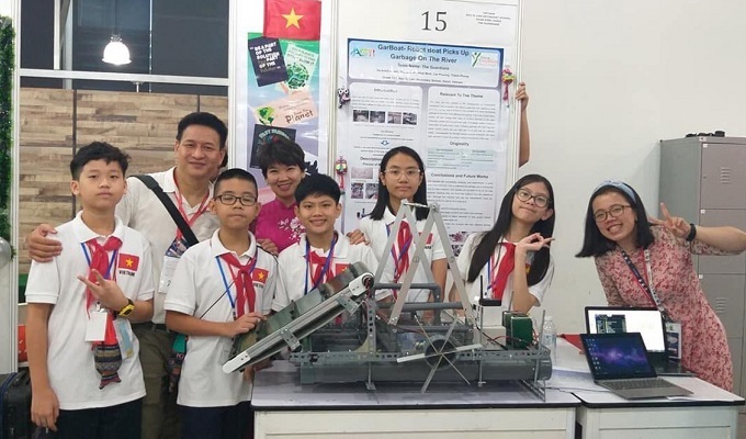 Thầy giáo hướng dẫn học sinh làm thuyền vớt rác, chế tạo máy xịt khử khuẩn