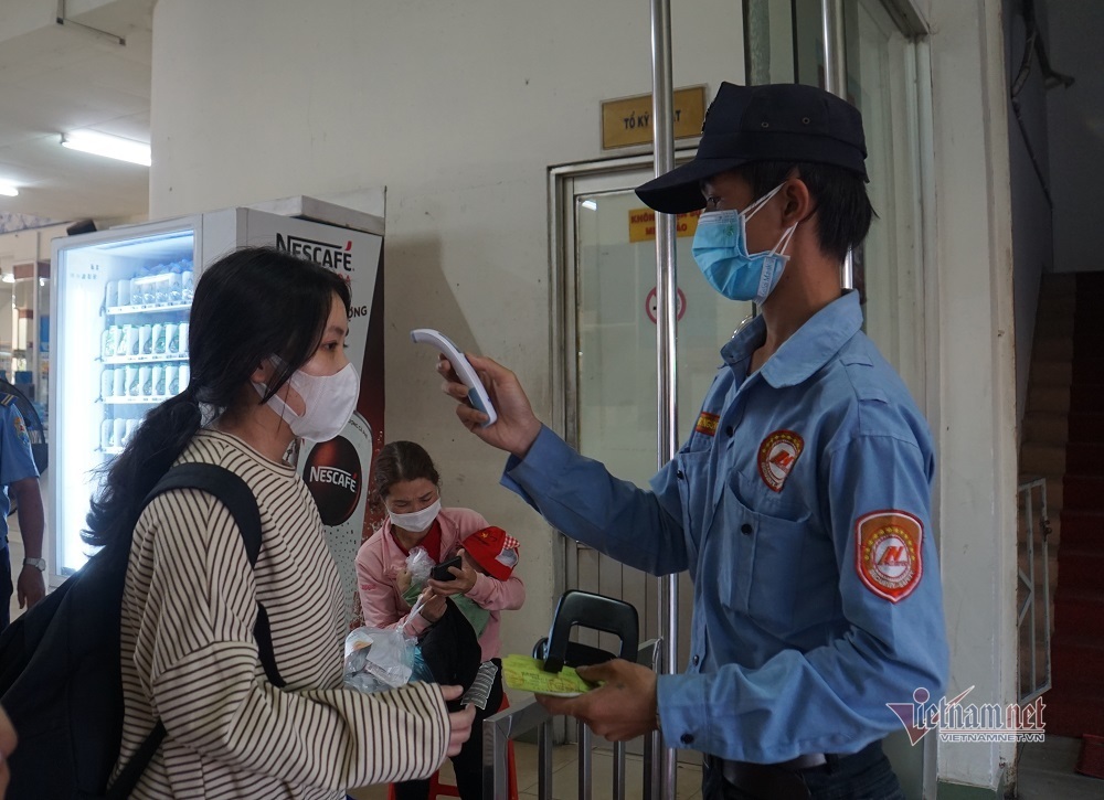 Surprisingly, the bus station guard measured the temperature of the Covid-19 epidemic room.