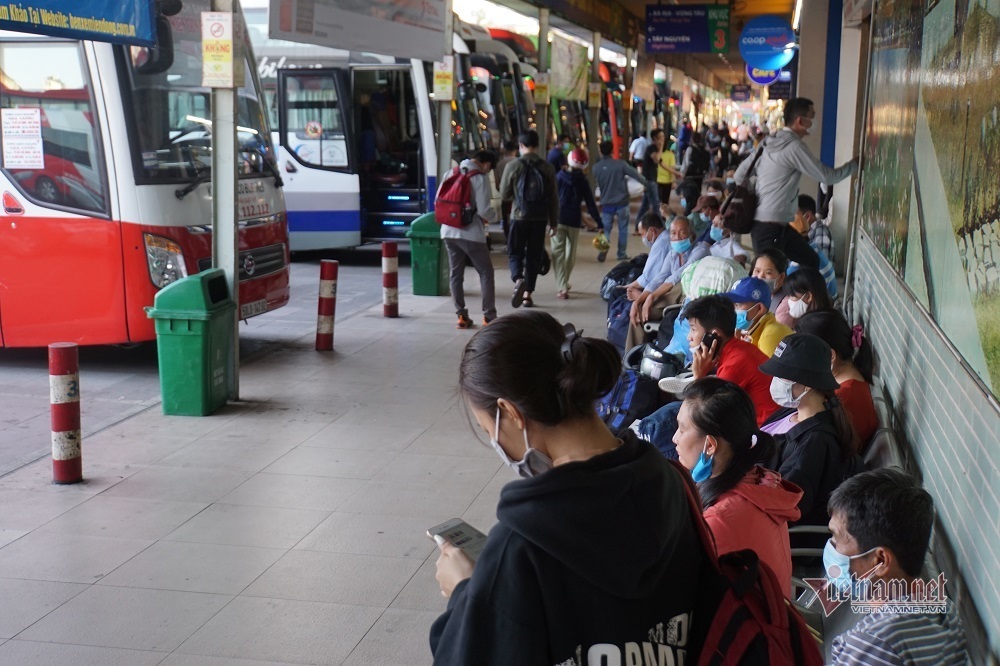 Surprisingly, the bus station guard measured the temperature of the Covid-19 epidemic room.