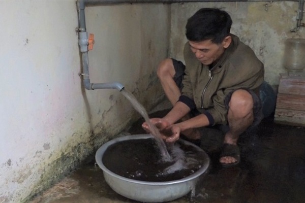 Nước giếng đen kịt nhiễm mangan, dân Hà Nội vẫn dùng mỗi ngày