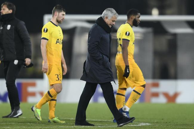 Mourinho bực tức trách học trò, phạt Tottenham tập giữa trưa