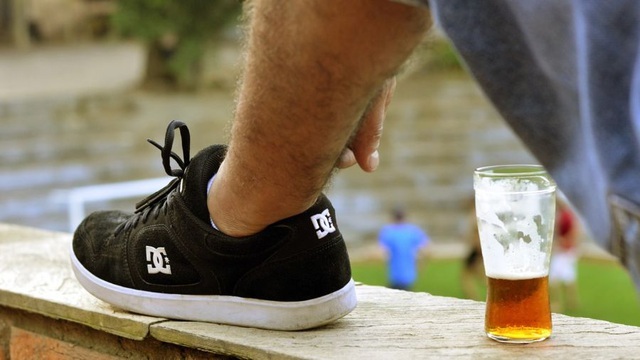 Quán bia bắt khách đặt cọc bằng giày dép để tránh nạn ăn trộm cốc