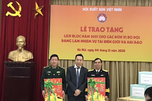 Hội xuất bản Việt Nam trao tặng 3.000 lịch bloc cho bộ đội biên giới, hải đảo